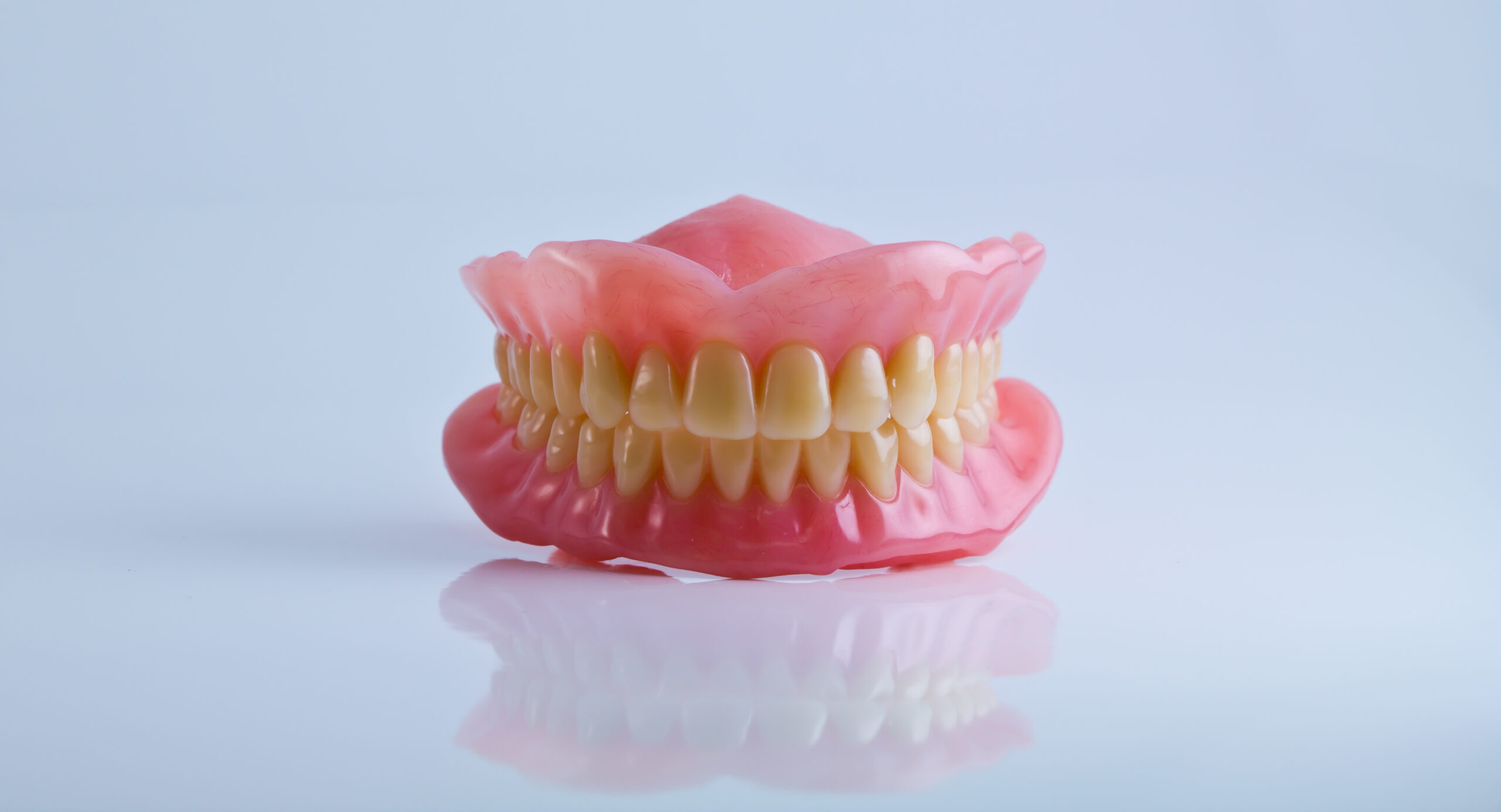 Prótesis dental removible para reemplazar dientes faltantes